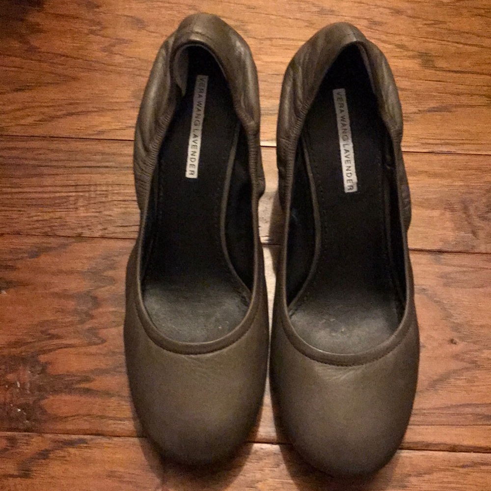 Vera Wang Lavender Gray wedges 10M